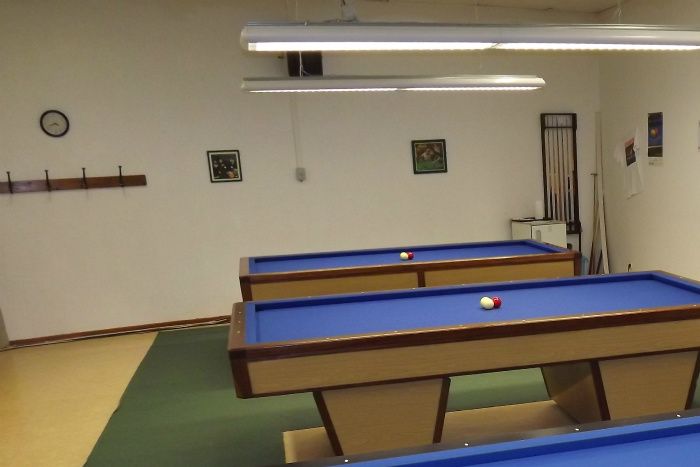 La salle du club: 2 billards 2.80 et un 3.10
Tapis changés sur les 2.80m et billes neuves depuis le 01/08/2019, et le 3.10 en Octobre 2020
bonnes parties tous. 